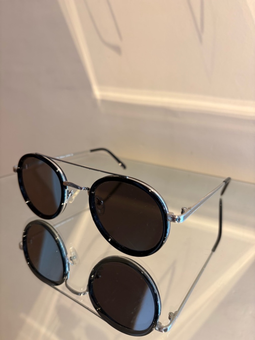 Black reflective mirrored circle sunglasses